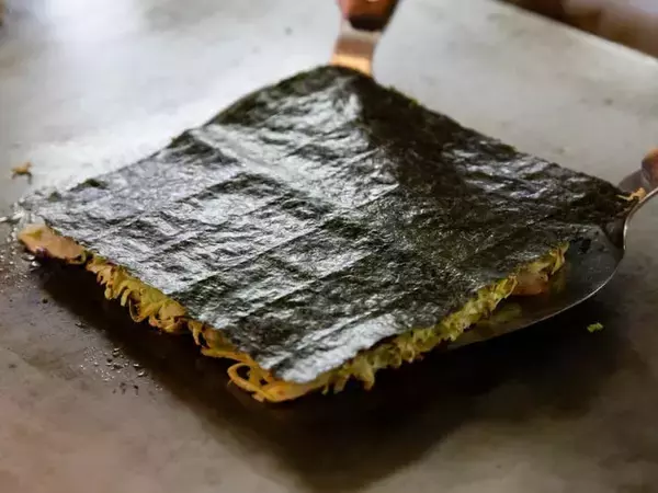 「見た目も、焼海苔のアクセントが効いた味も、新感覚のお好み焼「一休焼」」の画像