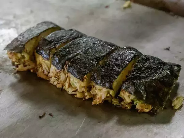 「見た目も、焼海苔のアクセントが効いた味も、新感覚のお好み焼「一休焼」」の画像