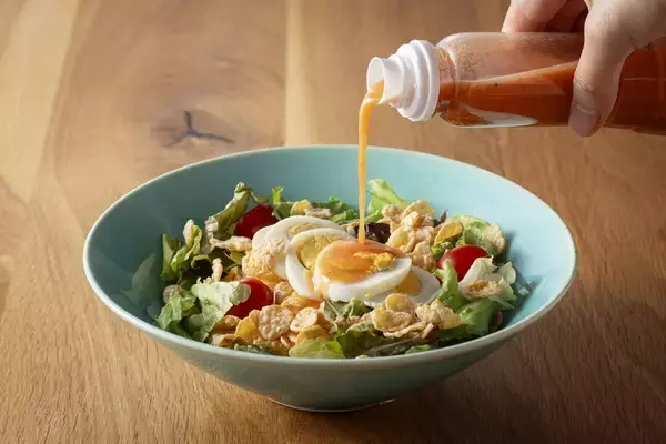 「宮崎食材をつかった新感覚サウザンアイランド風ドレッシング「ミリオンドレッシング」が2月1日新発売！」の画像