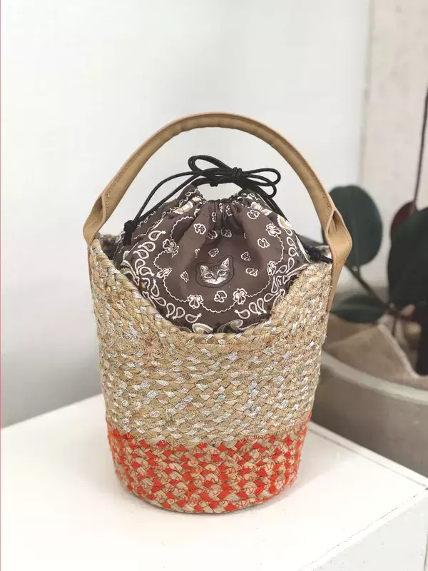 「手描きテキスタイルブランド「sampo」がカゴバッグブランド「Jhuri Shate」とのコラボレーションを発表」の画像