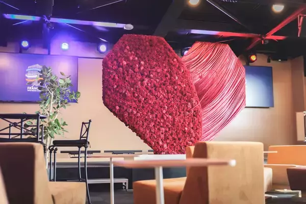 「EXPO 2025大阪万博｜フランスパビリオンを彩る1万本の花装飾」の画像