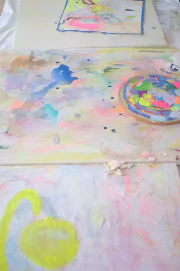 「俳優・鈴木杏が抽象表現で挑む個展「やどる」4/11(土)より開催　新たな表現領域への挑戦を含む新作群を発表」の画像