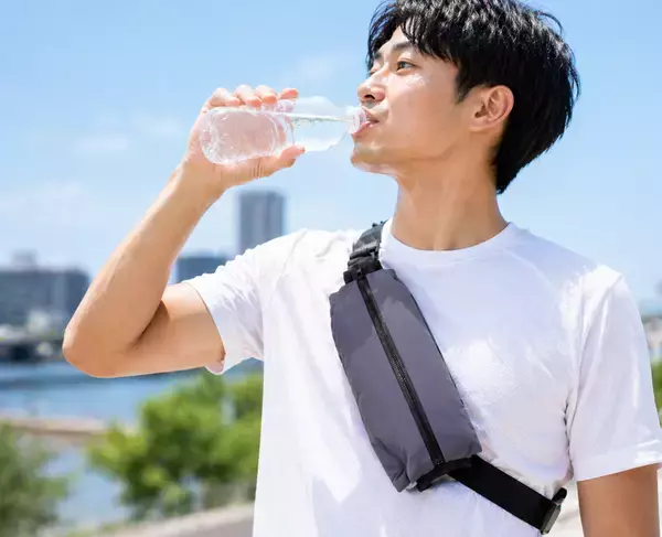 「【5月1日開始】体幹を冷やしてそのまま飲める「飲める冷却」凍結ペットボトル活用ポーチをMakuakeで先行販売」の画像