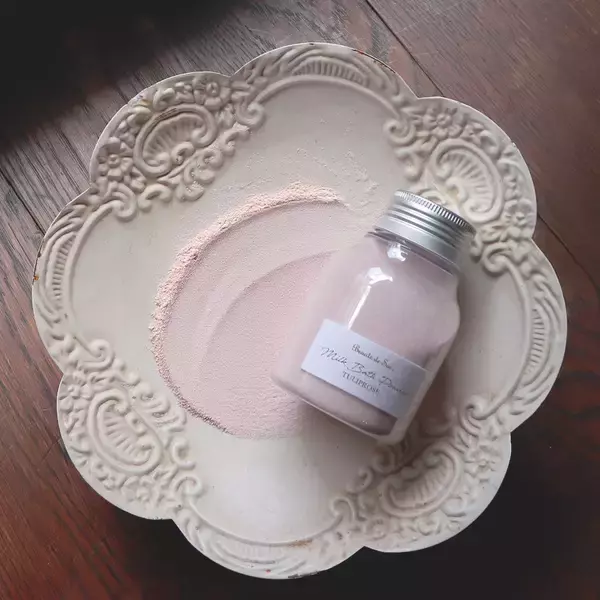 「まろやかなお湯と幸福感あふれる香りで、癒しのホリデータイムを。新商品「ミルクバスパウダー」他、人気のボディケアアイテムとバスグッズを詰め込んだ3種のクリスマスコフレが登場」の画像