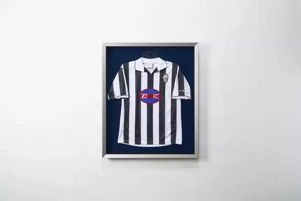 アルミ額縁メーカー・アルナ、バレーボール日本代表合宿地・薩摩川内市へユニフォーム額を寄贈― 鹿児島銀行受託「地方創生・SDGs応援私募債」を活用 ―