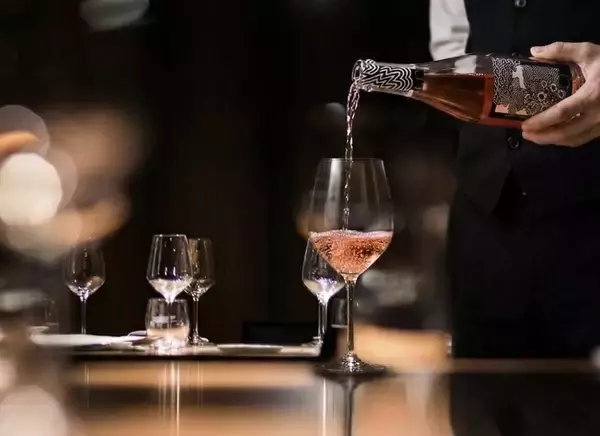 「日本ワインを飲むアートピースへ。五ツ星ホテル採用の「Numéro Neuf」が、着物デザイナー斉藤上太郎氏と贈る新作『Numéro Usubeni NV』をMakuakeにて先行発表」の画像