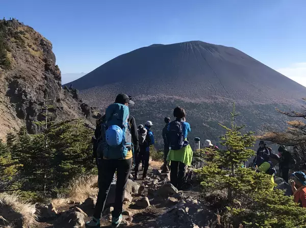 「浅間山(前掛山)登山が約3年ぶりに再開　小諸から“活火山と向き合う登山体験”を発信、登山再開記念ツアーも実施」の画像