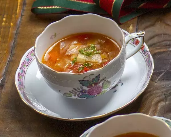 「ワイエスフード、ミシュランシェフ西村貴仁CCOが手掛ける料理と「ROTISSERIE★BLUE」特製チキンのクリスマスディナーセットを発売」の画像