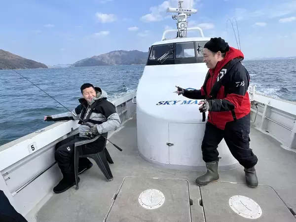 「テレビ新広島で放送　チョコプラが離島の学校にサプライズ登場」の画像