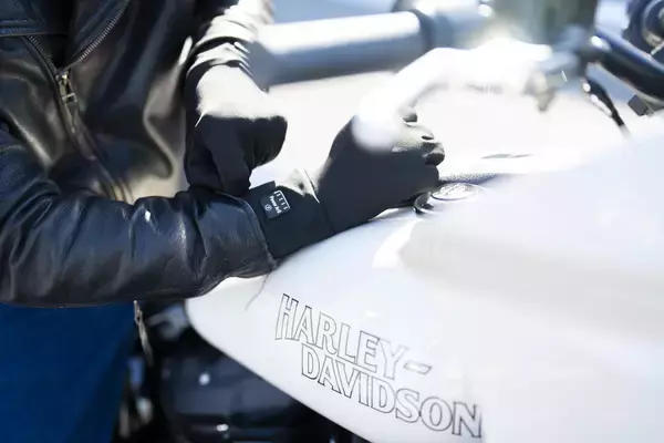 「キャンプ向けに開発の電熱ベスト、作業現場での採用事例も。PowerArQ、電熱パンツなど多様な電熱ウェアを展開」の画像