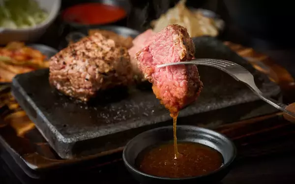 コスパ大満足のステーキ専門店「肉をほおばり米を喰う！飽喰亭」が4/23(木)に兵庫県神戸市西区森友にグランドオープン！オープンキャンペーンでハンバーグトッピングをプレゼント