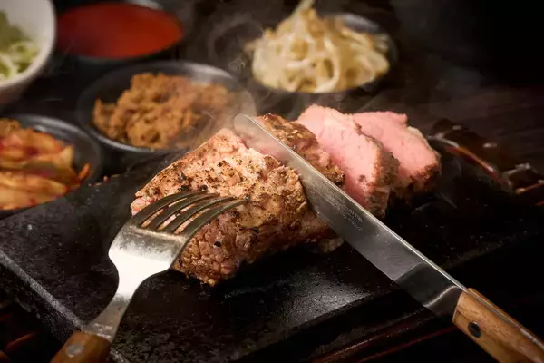 「コスパ大満足のステーキ専門店「肉をほおばり米を喰う！飽喰亭」が4/23(木)に兵庫県神戸市西区森友にグランドオープン！オープンキャンペーンでハンバーグトッピングをプレゼント」の画像