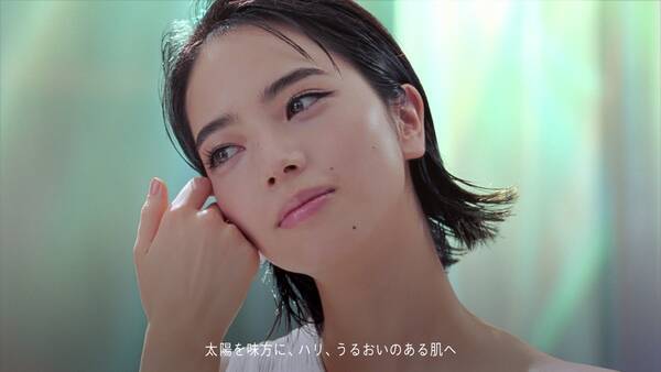 小松菜奈さん出演 紫外線をカットしながら 美容効果のある光に変換する革新的新技術を搭載アネッサ デイセラム新cm はじめよう 太陽エステ 篇2月日 日 放送開始 シミ対策に 迷いなし 篇も公開 22年2月15日 エキサイトニュース