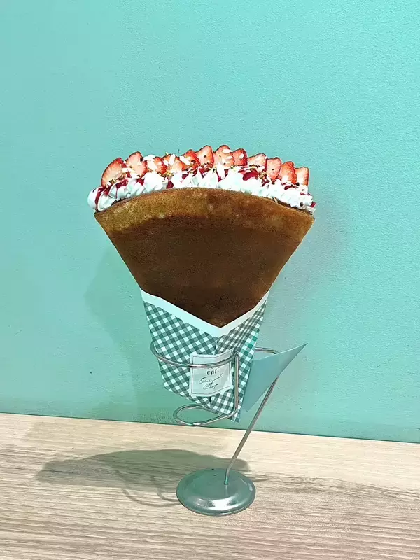 2025年秋より、生クリームが魅力の行列カフェ　「MOUMOU Cafeアスナル金山店」にて、パリパリ食感のクレープを提供開始しています！