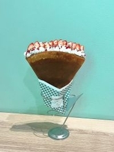2025年秋より、生クリームが魅力の行列カフェ　「MOUMOU Cafeアスナル金山店」にて、パリパリ食感のクレープを提供開始しています！