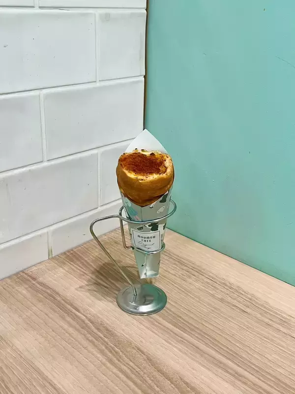 「2025年秋より、生クリームが魅力の行列カフェ　「MOUMOU Cafeアスナル金山店」にて、パリパリ食感のクレープを提供開始しています！」の画像