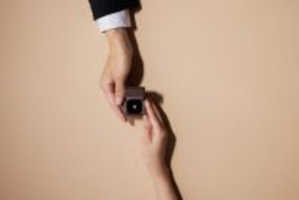 ホリデーシーズンのサプライズプロポーズには最上級の輝きをクリスマスまでに間に合う「ダイヤモンドプロポーズ」