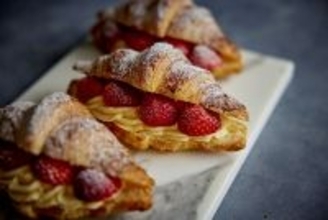 エシレ・ラトリエ デュ ブール ＜麻布台ヒルズ＞ から 苺のクロワッサンサンドが季節限定で再登場 ＆ 個性豊かな新作ヴィエノワズリ発売　2026年1月23日（金）～