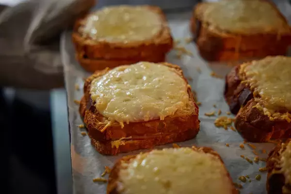 「エシレ・ラトリエ デュ ブール ＜麻布台ヒルズ＞ から 苺のクロワッサンサンドが季節限定で再登場 ＆ 個性豊かな新作ヴィエノワズリ発売　2026年1月23日（金）～」の画像