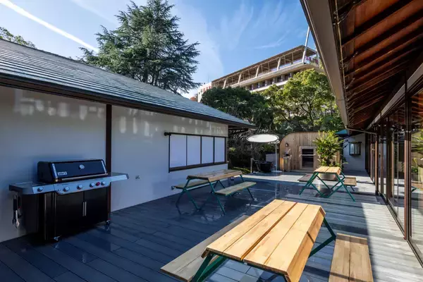 「【大阪 伏尾温泉 不死王閣】最大15名で400平米を独占　バレルサウナとBBQテラスを備えた「一棟貸切別邸」が誕生」の画像