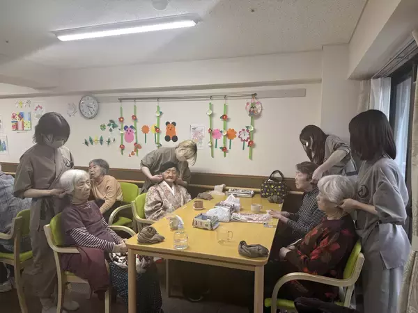 「【3月3日は耳の日】愛知・春日井市の老人ホームで耳ケアイベントイヤーエステサロン「お耳天国」が高齢者をサポート、感謝状受賞」の画像