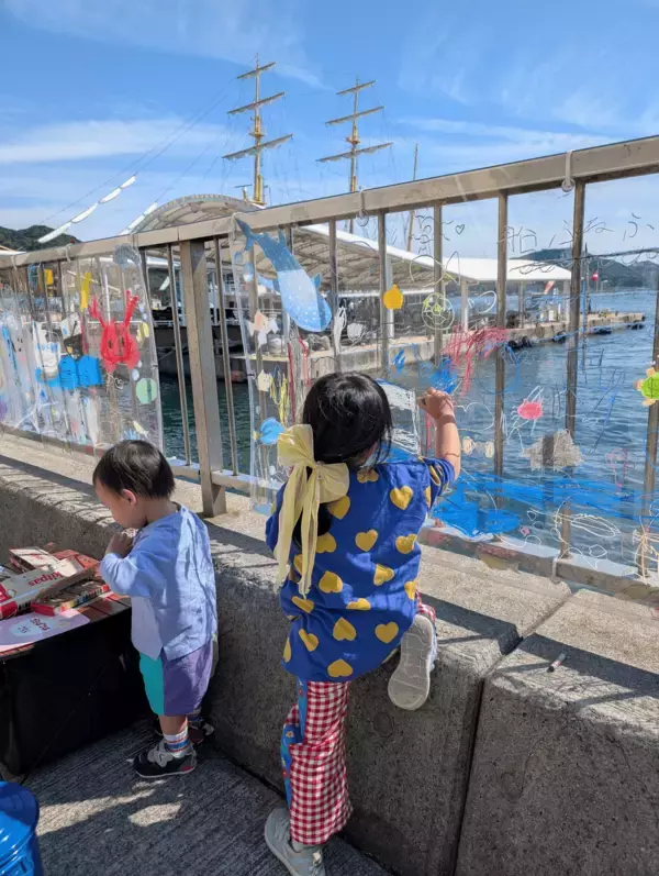 「【淡路島・うずしおクルーズ】子どもたちの感性を弾けさせる巨大アクリル「おえかきスポット」が今夏パワーアップして復活！」の画像