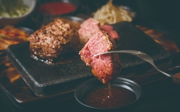 【爆速安うま！】お肉好き必見！溶岩ステーキ専門店「武庫之荘肉劇場」が10月31日、ついにグランドオープン！！オープン記念で特別価格も。
