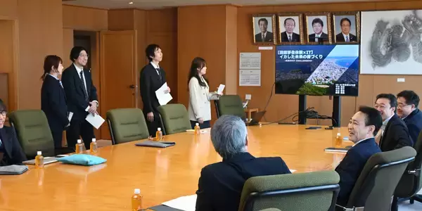 「「函館市を人口減少から救え」DIT社内コンテスト受賞2チームが函館市の大泉市長を訪問　ドローンやバーチャル空間で地域活性化を提案」の画像