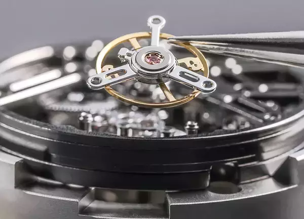 「透明感と精度を極めた「AGELOCER」新作モデルが日本上陸　～クラウドファンディング「Makuake」にて先行販売開始～」の画像