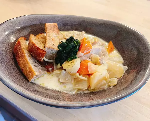 「フレンチ歴18年工藤直也シェフが武井牧場のA2牛乳で作る特製ミルクスープ　期間限定で「NewStand＋」にて提供開始」の画像