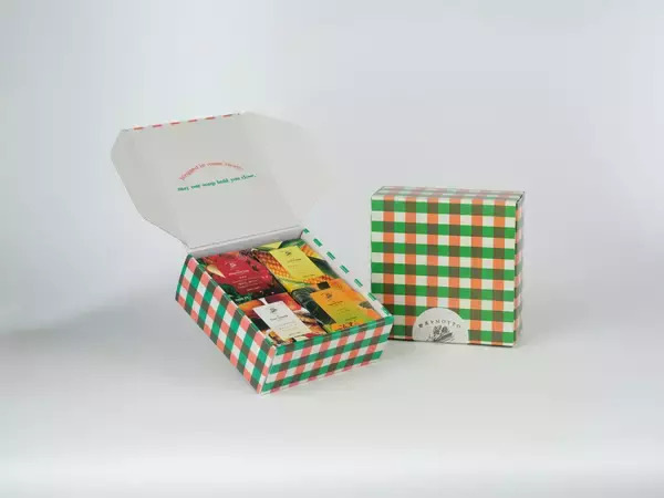 「「野菜をMOTTO」のスープ詰め合わせギフトに、野菜をイメージしたポップカラーの新デザインボックスが3サイズ・3種類で登場！」の画像