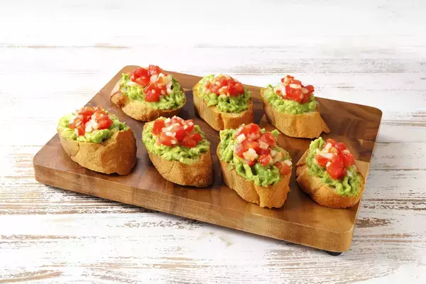 「アボカド・トマト・タマネギだけで、“メキシカン”なソースが手軽に作れる『アボカドワカモレ＆トマトサルサ用セット』新発売」の画像