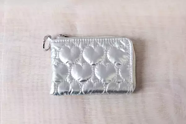 “スマホだけじゃ不安”を解決　カラビナ付き「ハートキルティングミニポーチ」発売