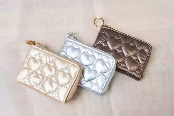 「“スマホだけじゃ不安”を解決　カラビナ付き「ハートキルティングミニポーチ」発売」の画像
