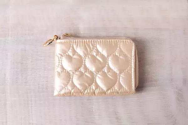 「“スマホだけじゃ不安”を解決　カラビナ付き「ハートキルティングミニポーチ」発売」の画像