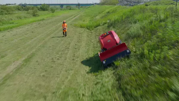 ハンドガイドとラジコンの一台二役で現場の課題を解決するラジコンハンマナイフモア『ZHM1550RR-RC』新発売！