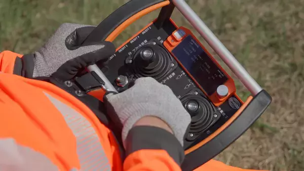 「ハンドガイドとラジコンの一台二役で現場の課題を解決するラジコンハンマナイフモア『ZHM1550RR-RC』新発売！」の画像