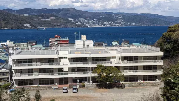 「熱海の廃校オフィス「AJIRO MUSUBI」に、オフィス家具を利用した『手ぶらプラン』が登場！」の画像