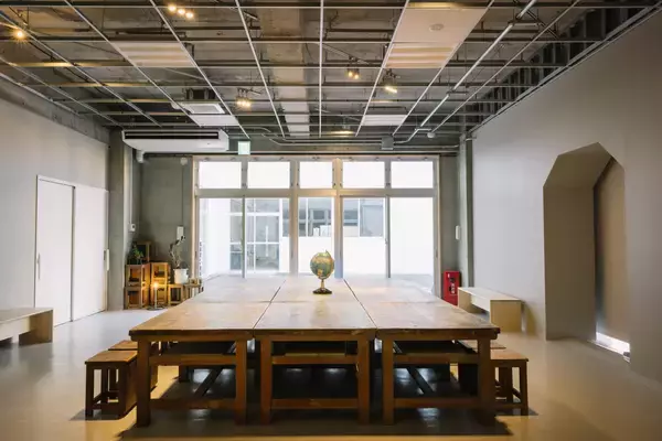 「熱海の廃校オフィス「AJIRO MUSUBI」に、オフィス家具を利用した『手ぶらプラン』が登場！」の画像