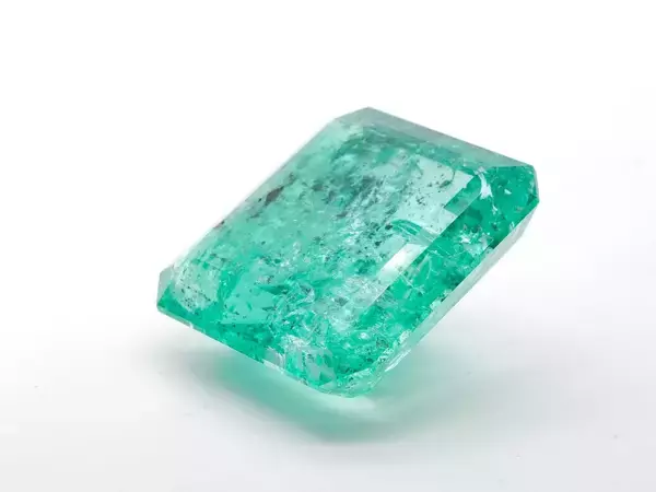 「年始・春の大掃除で「捨ててしまう」前に──買取専門店おもいお、付属品紛失や古いデザインの宝石を対象とした査定体制を強化。鑑定書なしで80万円超の買取実績も公開」の画像