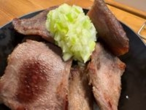 新宿【量で驚き、味で納得】牛タン200g丼ブランド「丼マイケルです。失礼します。」がオープン