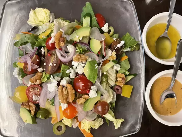 「元・30店舗経営の飲食経営者 鏡氏が外食業界に復帰 表参道に「Insalata Grande」オープン」の画像