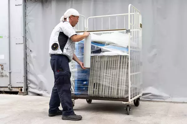 「中東情勢の影響で“荷崩れ防止ラップ不足”が深刻化　五常の繰り返し使えるカゴ台車カバー「コボサンクス」の問い合わせが前月比2倍に増加！」の画像