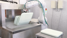 即日設置可能なトレイ洗浄業務補助ロボットの提供開始　洗い場の自動化でコスト・作業時間を削減