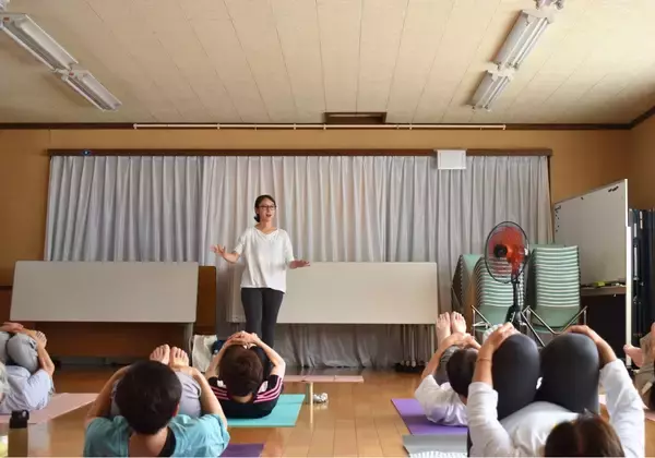 健康相談は、診察室ではなくお茶会から始まる。こうのす共生病院、地域住民15人と語り合う"病院の外"の地域医療