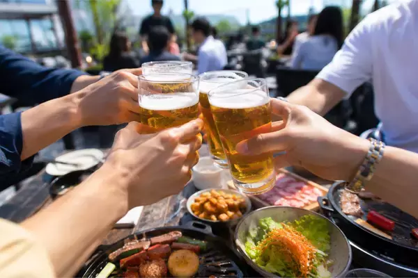 「【夏季限定営業開始】 姫路駅前の最上階テラスビアガーデンで、手ぶらBBQ＆飲み放題が3,500円～!!」の画像