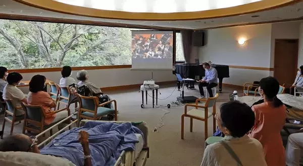 入院中の患者さんに音楽による癒やしの時間を提供　近畿大学病院で交響楽団はやぶさによる演奏会映像を上映