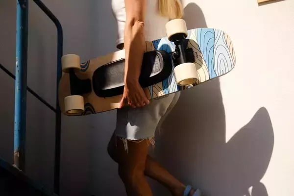 「目標達成率973%を記録した次世代電動スケートボード「Liquid Skateboard」が、2026年5月より自社ECサイトにて一般販売を開始！」の画像