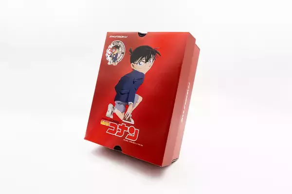 「TVアニメ「名探偵コナン」30周年記念　アキレスプロデュースによる“キック力増強シューズ”販売開始！描き下ろしアクリルスタンドも付属」の画像