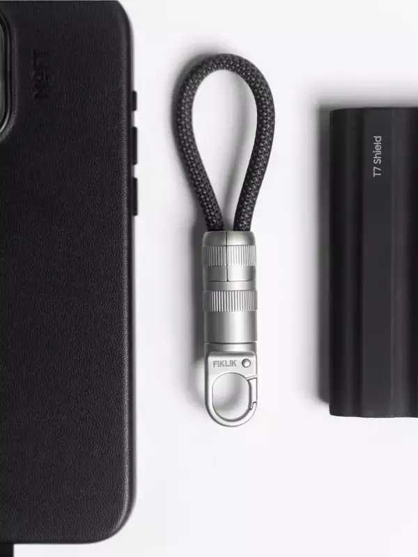 「スマホと“もしも”を守る15cm。「スゴいミニケーブル」がMakuakeにて先行販売開始首掛け＆キーホルダーになる“守る充電ケーブル”」の画像